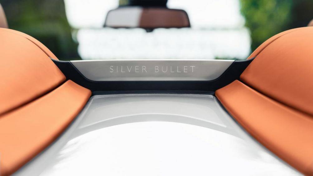 Đồng thời, phần nắp ốp này có thể được tháo ra một cách dễ dàng khi khách hàng muốn sử dụng cả hàng ghế phía sau