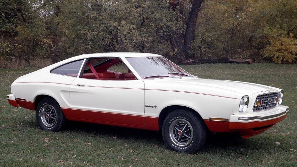 Ford Mustang II (1973)
Ra mắt lần đầu năm 1964, đây là mẫu xe bán chạy nhất trong lịch sử vào thời điểm đó. Tuy nhiên chỉ trong vòng 10 năm, mẫu xe này đã bị tụt hạng do những tiêu chuẩn khắt khe về khí thải tại Mỹ