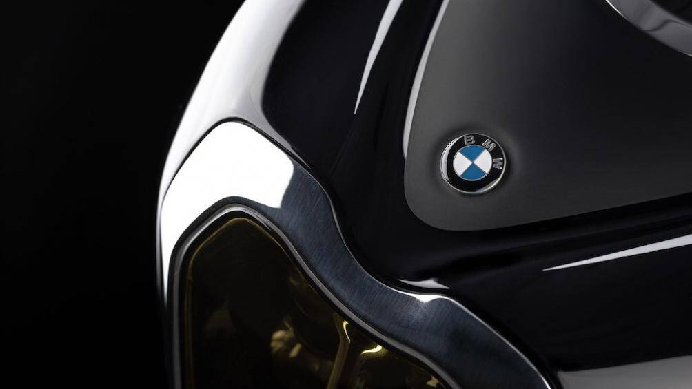 Đầu xe được thiết kế liền khối với phần bình xăng giống như các mẫu cafe racer, chính vì vậy khi điều khiển tay lái ánh sáng sẽ không hướng theo góc lái