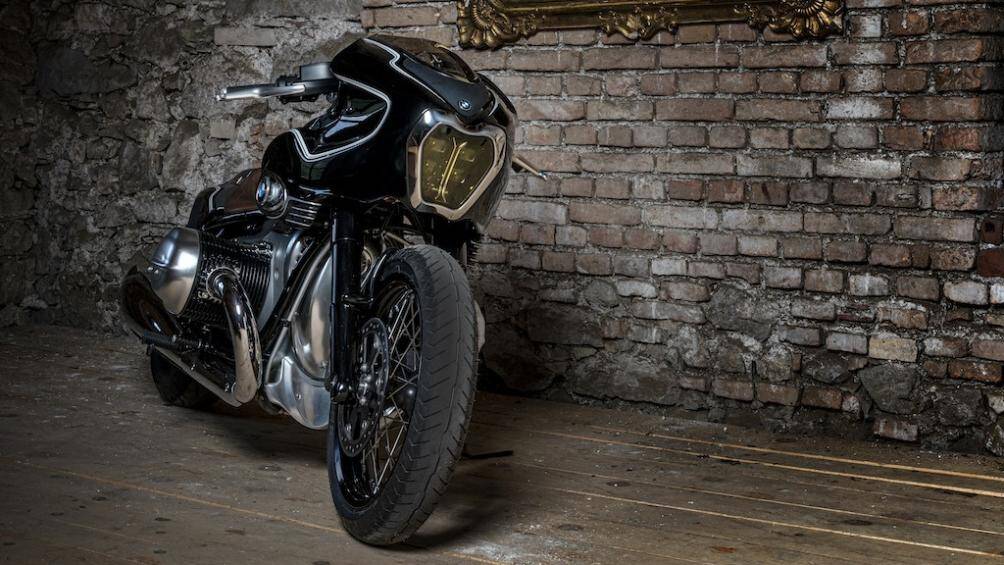 Tiếp đến, Blechman đã độ lại cụm đèn pha, choá đèn pha được tạo hình theo kiểu lưới tản nhiệt quả thận, Blechmann đặt bóng halogen ở giữa đầu đèn