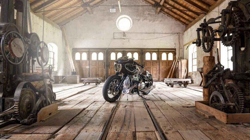 Ông đã biến chiếc xe cruiser hạng nặng BMW R18 cồng kềnh trở nên thon gọn và thể thao hơn như một mẫu cafe racer