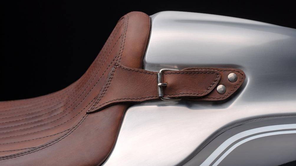 Bernhard Neumann đã cố gắng hoàn thiện để cá nhân hóa chiếc xe của mình bằng màu sơn đen huyền bí và các đường sọc trắng BMW cổ điển