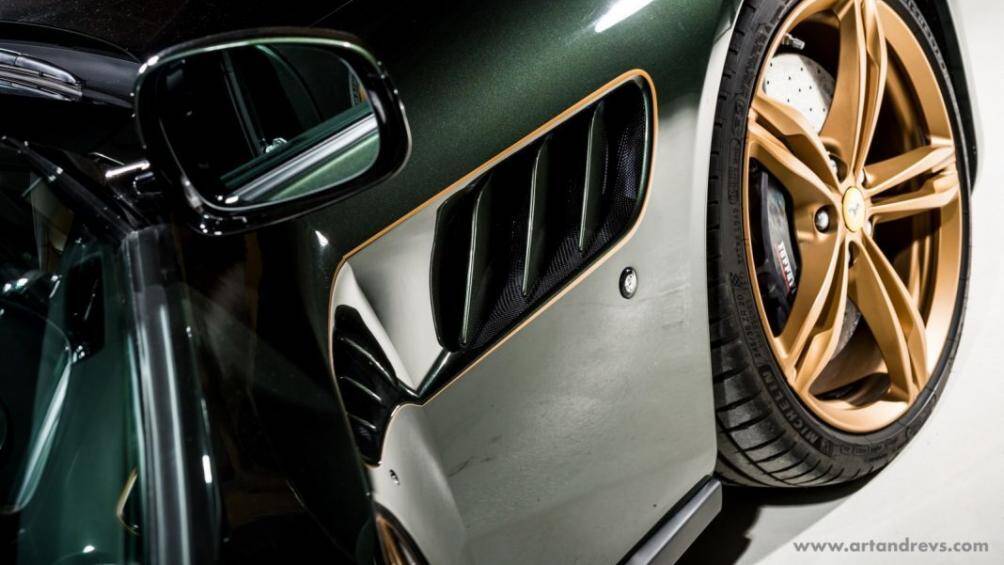 Thêm vào đó chính là đường nét màu vàng gold được viền tinh tế trên hốc gió hông và bộ mâm 5 chấu kép đầy mạnh mẽ