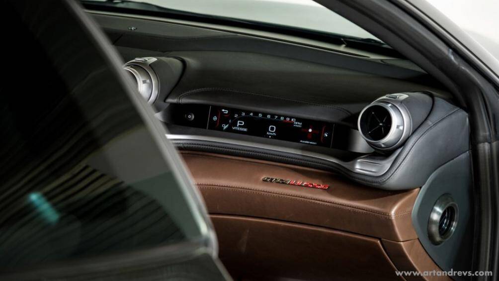 Chiếc xe này có thể tăng tốc lên 100 km/h trong 3,4 giây và tốc độ tối đa đạt 335 km/h