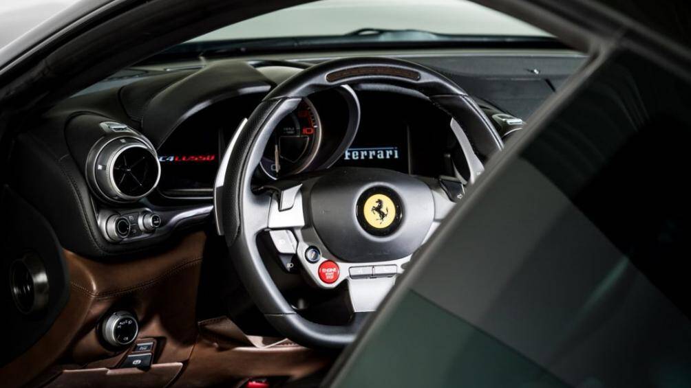 Tuy nhiên, phần ghế ngồi cũng như bảng điều khiển trung tâm được sử dụng chất liệu vải lấy cảm hứng từ trang phục dân gian của người Scotland