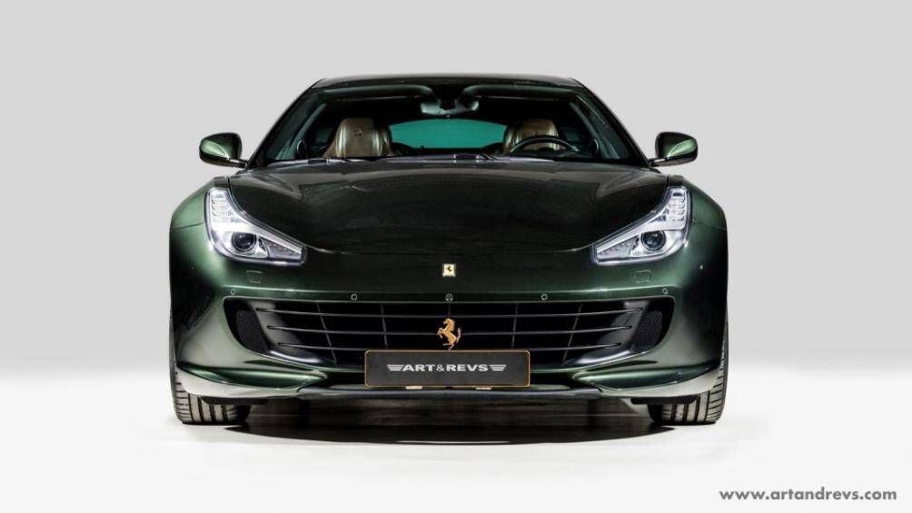 Kết hợp với đó là logo Cavallino Rampante ở dưới lưới tản nhiệt cũng được sơn màu vàng gold