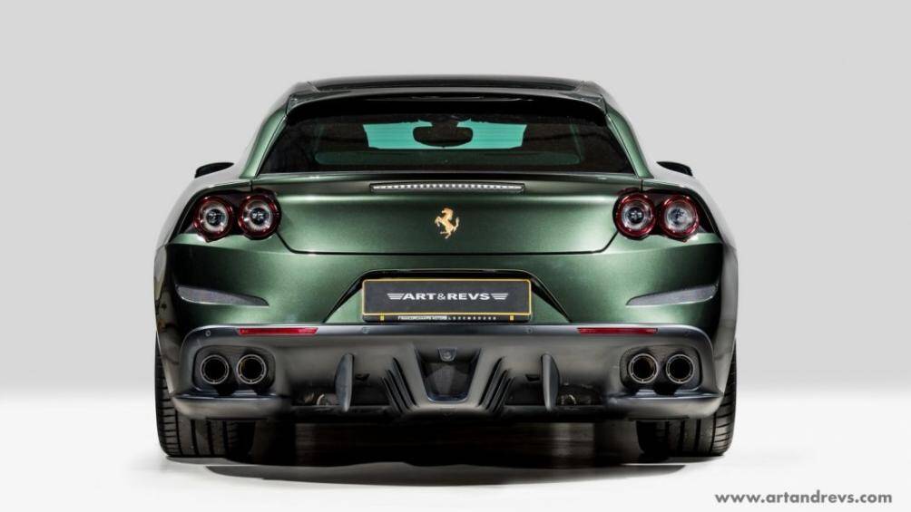 Ngoại thất của xe được sơn màu xanh rêu với sắc độ đậm mang tên Verde Securo, đem lại cho vẻ ngoài của xe một vẻ quý phái