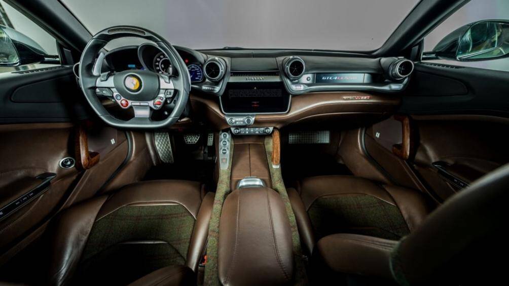 Khoang nội thất của xe được phối giữa chất liệu màu da bò màu nâu tối cùng da bò màu đen trên bảng táp lô