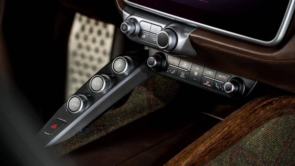 Xe được trang bị động cơ V12 dung tích 6.3 lít, có khả năng tạo ra công suất cực đại 681 mã lực tại vòng tua máy 8.000 vòng/phút