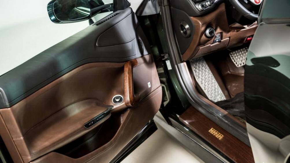 Đặc biệt, khá nhiều chi tiết bên trong chiếc xe này đều được sử dụng nguyên liệu được làm bằng gỗ như tay nắm cửa, bậc cửa...