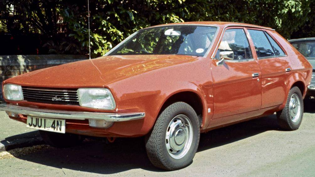 Leyland Princess(1975)
Sau khi tung ra mẫu xe hatchback Maxi vào năm 1969, hãng này đã cho ra mắt chiếc Princess vào năm 1975 dưới dạng sedan. Mặc dù xu hướng thịnh hành lúc đó đang là xe hatchback nhưng British Leyland lại sợ rằng nếu chiếc Princess cũng là xe hatchback thì sẽ làm giảm doanh số bán hàng của Maxi. Thay vì dừng sản xuất mẫu Maxi cũ, hãng xe Anh đã quyết định bán cả 2 cùng lúc và dĩ nhiên cả 2 mẫu xe đều không thể bán được