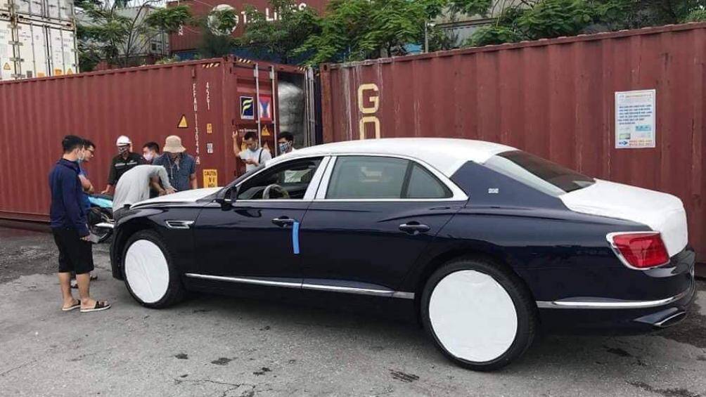 Chi tiết lá cờ Anh quốc ở cột C của chiếc xe khiến dễ dàng nhận biết đây là bản First Edition, kỷ niệm những chiếc đầu tiên xuất xưởng