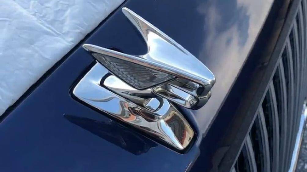 Biểu tượng này có thể trồi lên và thụt xuống giống loại trên Rolls-Royce. Hai chiếc cánh của chữ B có thể phát sáng, nổi bật hơn trong đêm