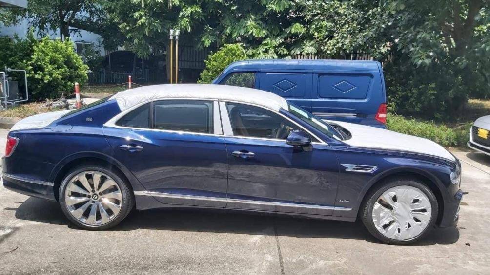 Chiếc xe được nhập về Việt Nam có màu ngoại thất xanh. Bộ vành đa chấu sáng bóng có kích thước 22 inch