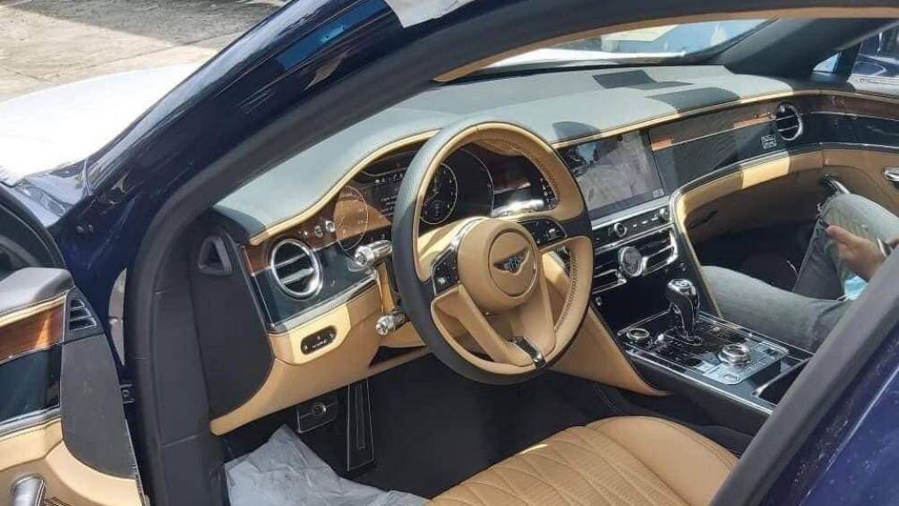 Nội thất phối tông màu nâu sáng, tương phản với lớp sơn bên ngoài. Màn hình cảm ứng trung tâm 12,3 inch độc đáo có thể ẩn sau táp-lô