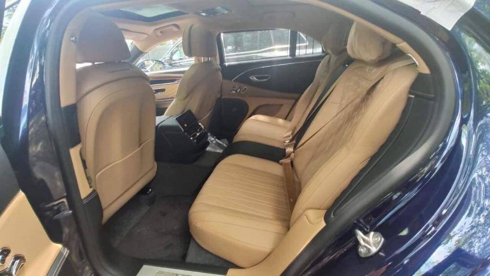 Khoang cabin thiết kế với 4 chỗ ngồi. Hàng ghế sau có 2 ghế thương gia tách biệt