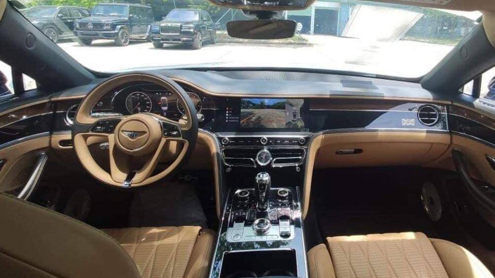 Bentley Flying Spur sử dụng động cơ W12 6.0L tăng áp kép, cho công suất 626 mã lực, mô-men xoắn 900 Nm
