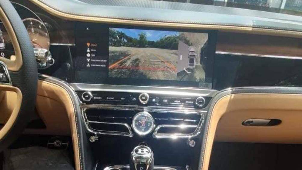 Chiếc sedan siêu sang này có thể tăng tốc từ 0 lên 100 km/h chỉ trong 3,8 giây, và tốc độ tối đa đạt 333 km/h