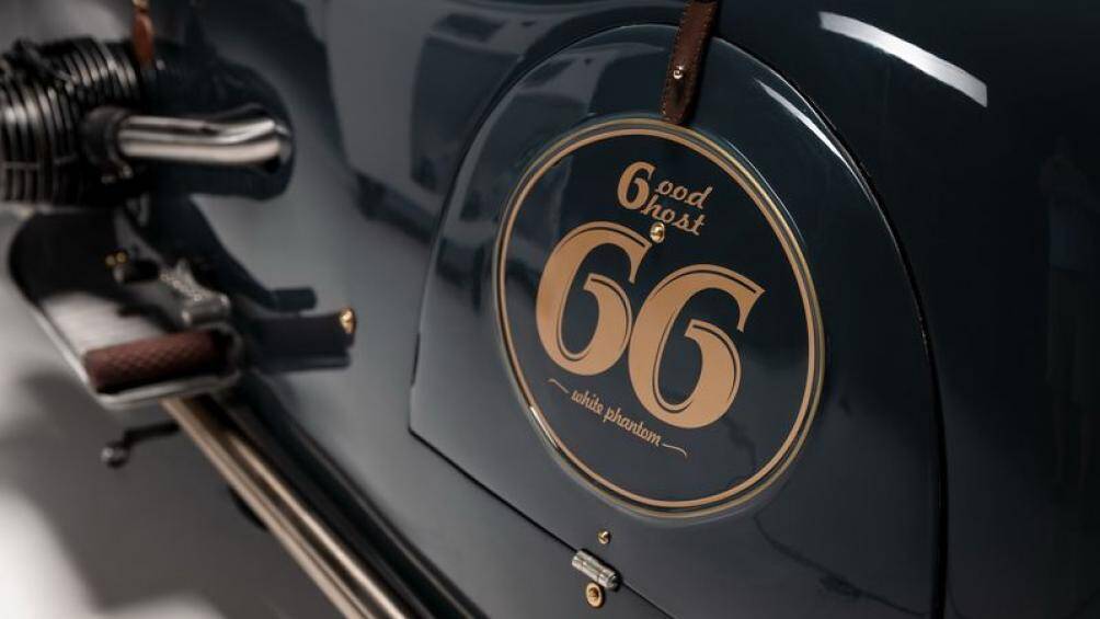 Được biết, bộ vỏ mới của R100 RS Good Ghost chỉ nặng 21 kg, có lẫy chuyển số và cần phanh chân được chế tạo thủ công