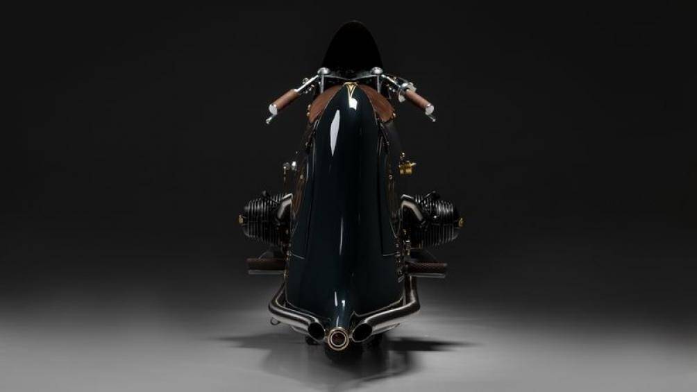 Về hiệu suất, động cơ của BMW R100 RS có dung tích 971cc và cho công suất 72 mã lực. Chiếc mô tô này nặng 179 kg, dài 272 cm và cao 112 cm