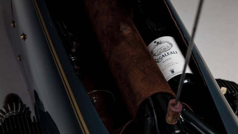 Nhấc yên xe lên, bạn sẽ thấy ngay một ngăn chứa được một chai rượu và một chiếc ly, vít mở nút chai tiện lợi