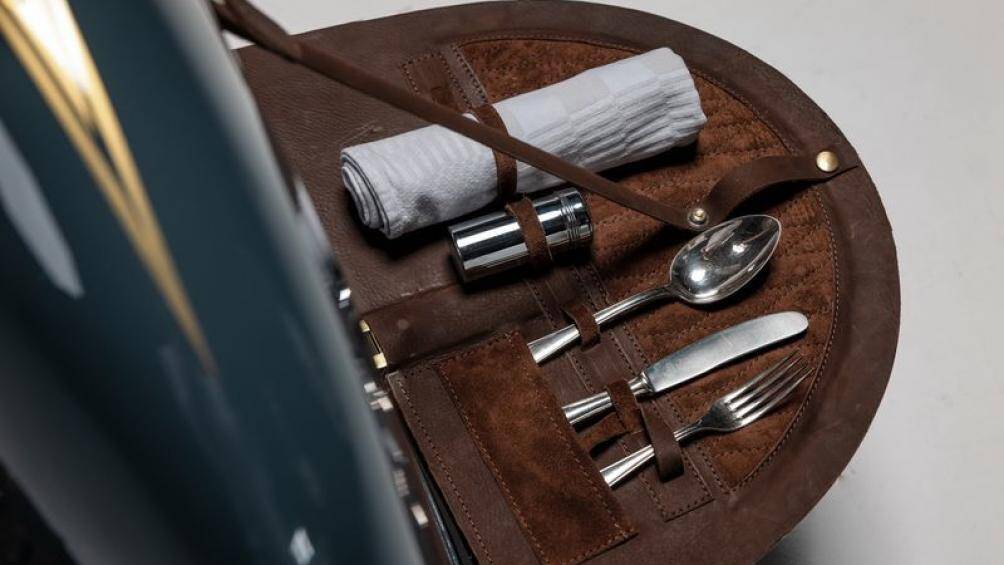 Chưa hết, hai nắp ở hai bên bánh sau được tận dụng để chủ xe có thể mang theo một bộ đồ sửa chữa và một bộ thìa dĩa