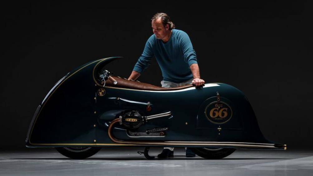 Đầu xe nổi bật với đèn pha đơn hình tròn, cùng lưới tản nhiệt hình quả thận kép siêu cao ở phía dưới