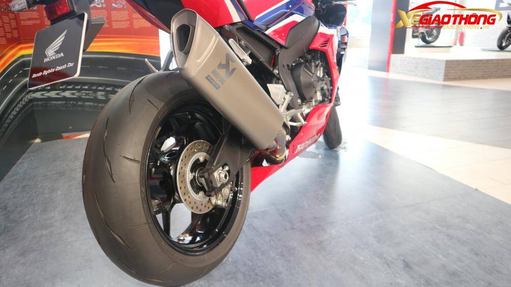 "Bò Rừng" CBR1000RR-R Fireblade 2020 sở hữu lốp sau khá lớn với kích thước là 200/55-ZR17