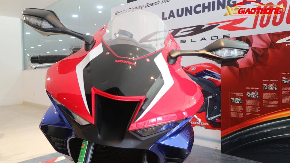 CBR1000RR-R đời 2020 có thiết kế đầu đèn cực ấn tượng, hiện đại với hệ thống đèn pha đôi góc cạnh Full LED, cùng với đó là khe hút gió ở chính giữa