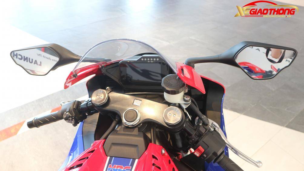 Hiện tại, chỉ có Honda CBR1000RR-R Fireblade 2020 là đang có mặt tại đại lý chính hãng ở Hà Nội và Sài Gòn
