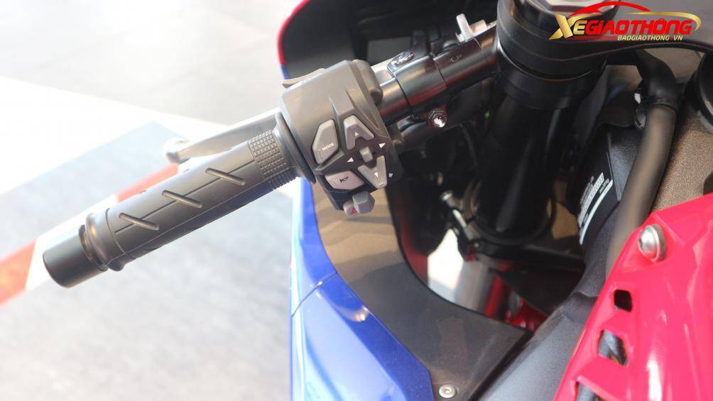 Các nút công tắc điều chỉnh chức năng trên màn hình tiện lợi