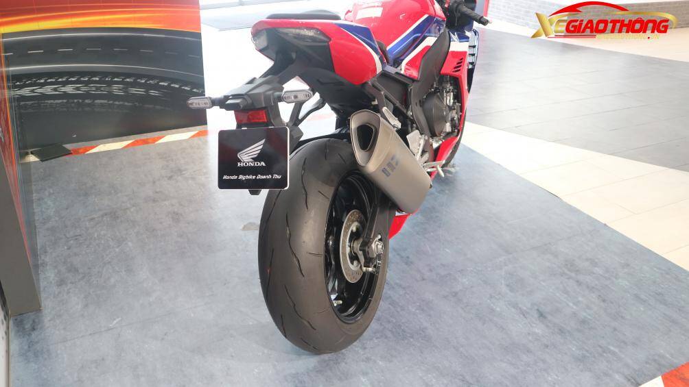 Đuôi xe được thiết kế gọn gàng và vuốt cao về phía sau, mang lại cảm giác thể thao hơn