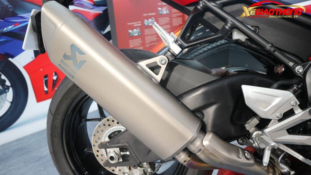 Xe có trọng lượng ướt là 201 kg do động cơ xe được chế tạo bằng titan và nhôm. Ống xả Akrapovic làm từ titanium