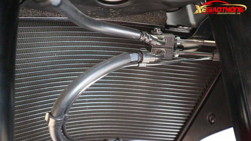 Để có thể làm mát khối động cơ lên tới 1000 cc này, Honda đã phải sử dụng tới 2 két tản nhiệt (1 két nước phía trên và 1 két dầu phía dưới)