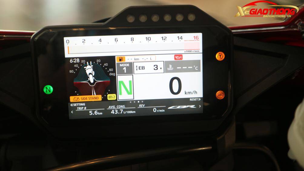 Màn hình TFT 5 inch với độ phân giải cao, có khả năng thể hiện cả góc nghiêng của xe