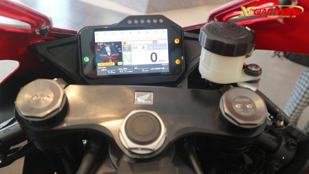 Khối động cơ mạnh mẽ này có khả năng sản sinh công suất tối đa lên đến 214 mã lực tại vòng tua 14.500 vòng/phút