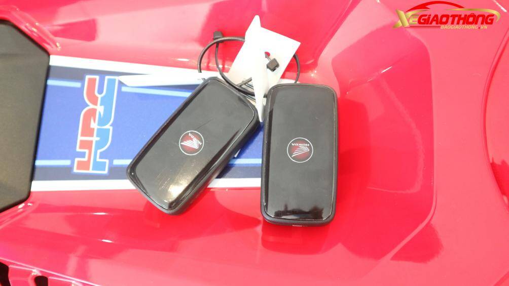 Ở thế hệ mới này, CBR1000RR-R Fireblade 2020 cũng được trang bị hệ thống khóa thông minh Honda Smart Key