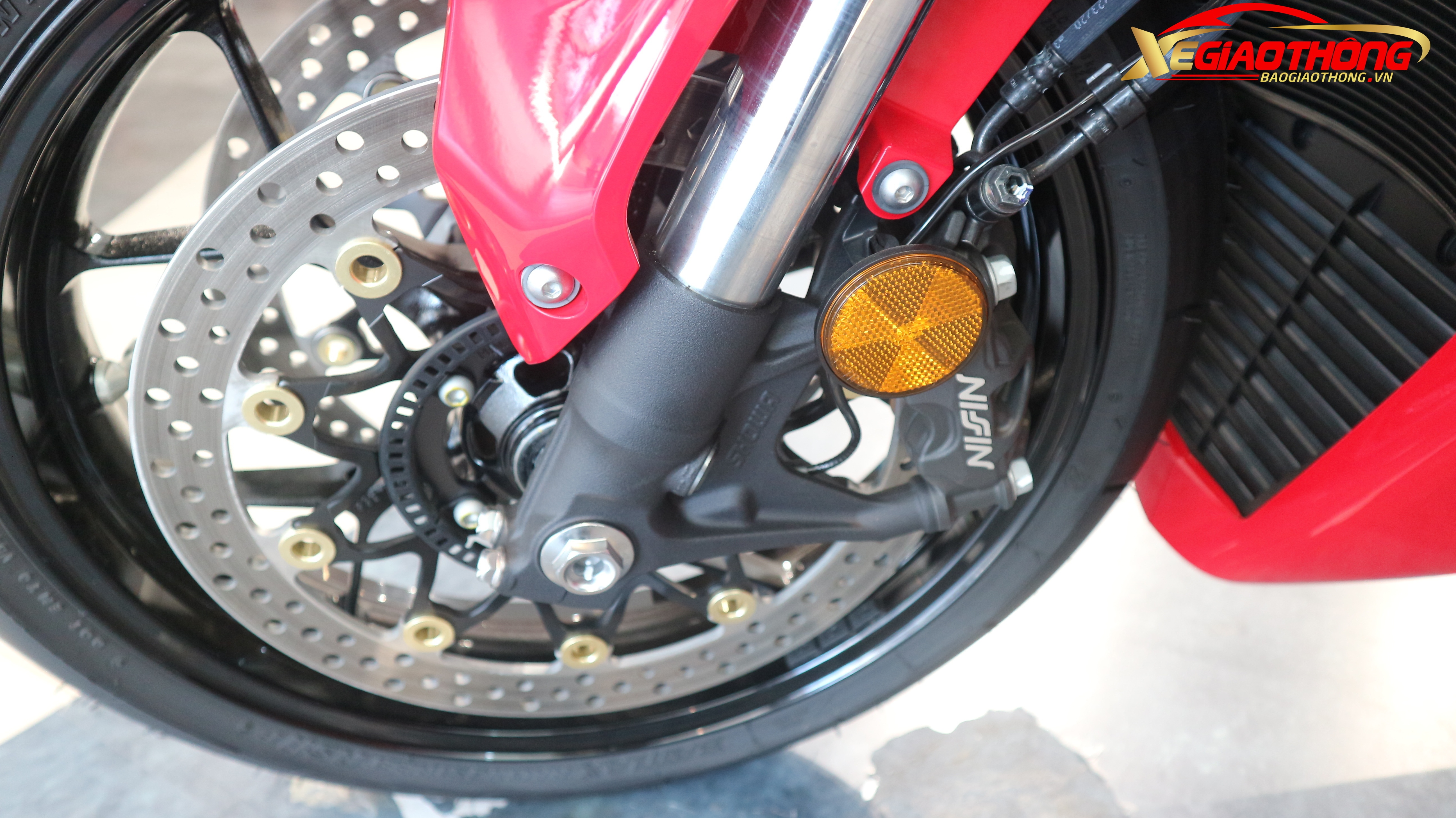 Cùm phanh trước của xe đến từ thương hiệu Nissin, cùng với đó là cặp phuộc giảm xóc Showa