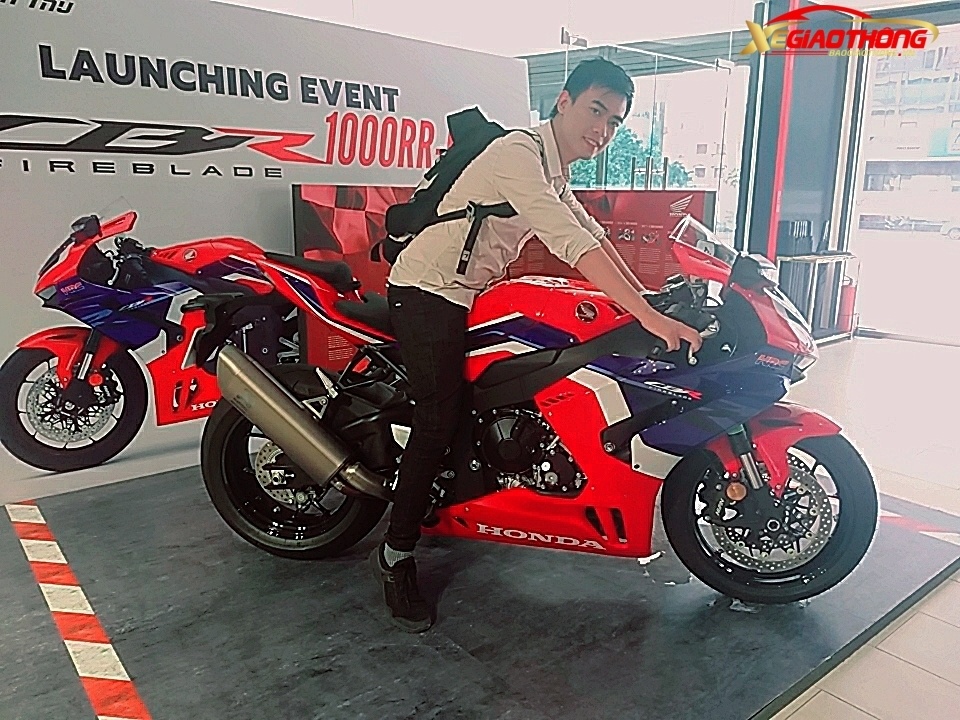 Vì vậy một người không quá cao cũng có thể điều khiển xe dễ dàng mà không gặp bất kì khó khăn gì trong việc chống chân hay thăng bằng xe