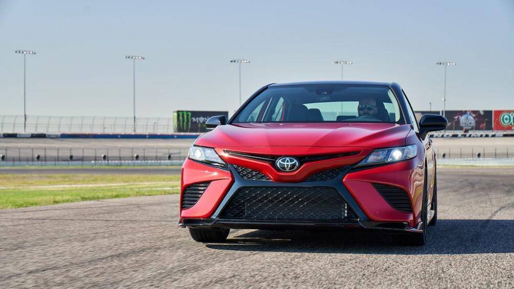 Các phiên bản LE và XLE được thiết kế theo hướng sang trọng, trong khi các biến thể SE và XSE lại mang phong cách thể thao, phù hợp với giới trẻ hơn