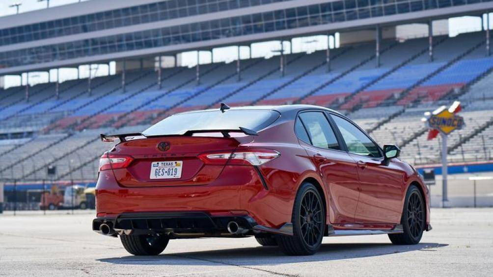 Động cơ hybrid sử dụng hộp số tự động vô cấp CVT trong khi 2 động cơ còn lại sử dụng hộp số tự động 8 cấp