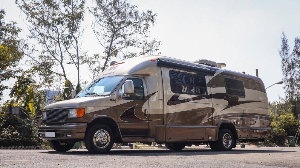 Mẫu Coach House Platinum 261XL SD đời 2007 được một showroom nhập khẩu tư nhân Việt Nam rao bán với giá khoảng 6 tỷ đồng