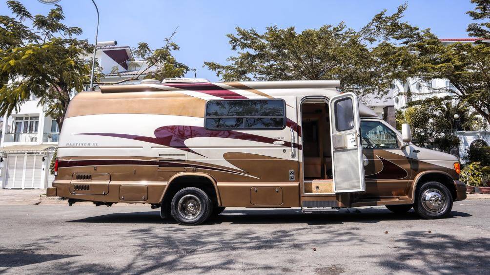 Đây là mẫu motorhome do hãng độ Coach House đến từ bang Florida (Mỹ) thực hiện