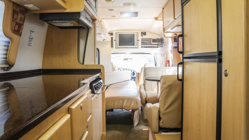 Xe được trang bị thùng nhiên liệu 208 lít, thùng nước ngọt 125 lít, thùng nước thải sinh hoạt 106 lít và thùng chứa nước thải nhà vệ sinh 102 lít