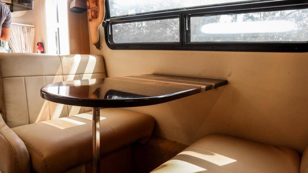 Bàn ghế ngồi ăn đặt ngay bên cạnh cũng có thể ngả ra, biến thành một chiếc giường