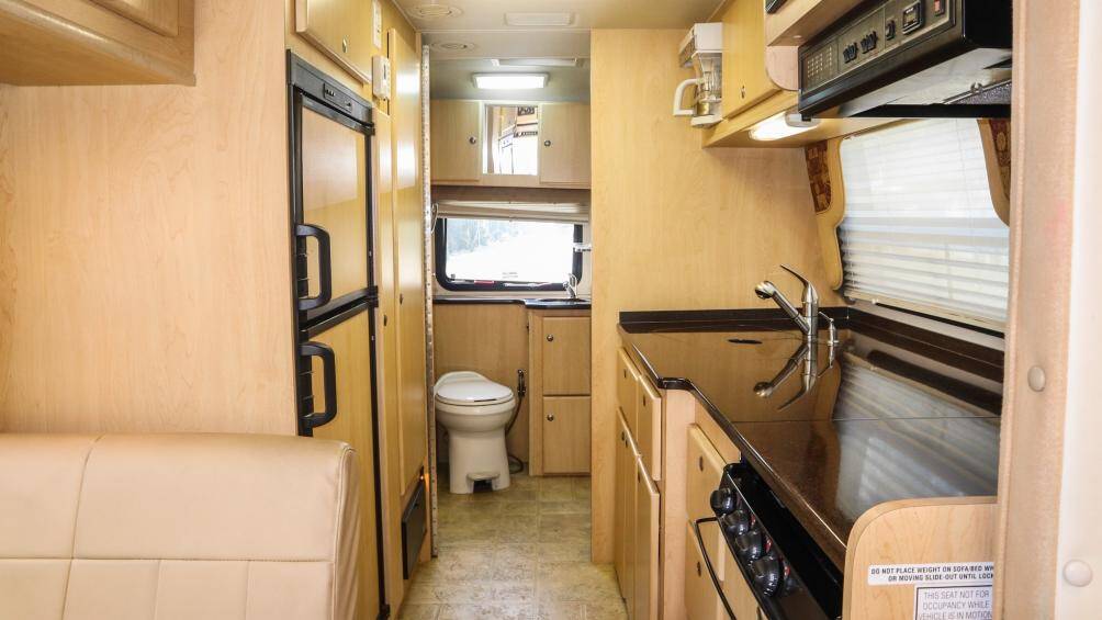 Nhà vệ sinh có cửa, đủ bồn cầu, bồn rửa mặt, tủ quần áo, nhà tắm có vách ngăn, vòi hoa sen...