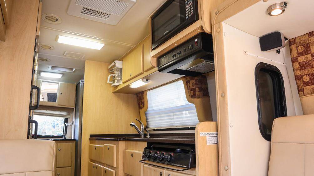 Bên cạnh đó, xe còn có không gian bếp, với bồn rửa, lò vi sóng, bếp, máy hút mùi, máy pha cà phê, máy xay sinh tố và tủ lạnh