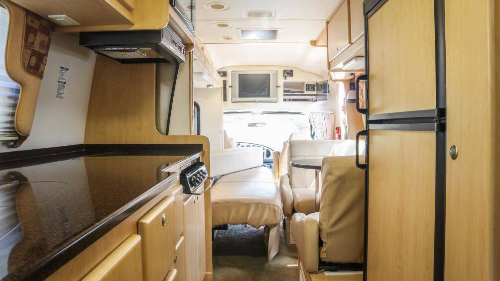 Ở giữa buồng lái và khoang sau trang bị hệ thống giải trí đầy đủ, với tivi, loa đài,...