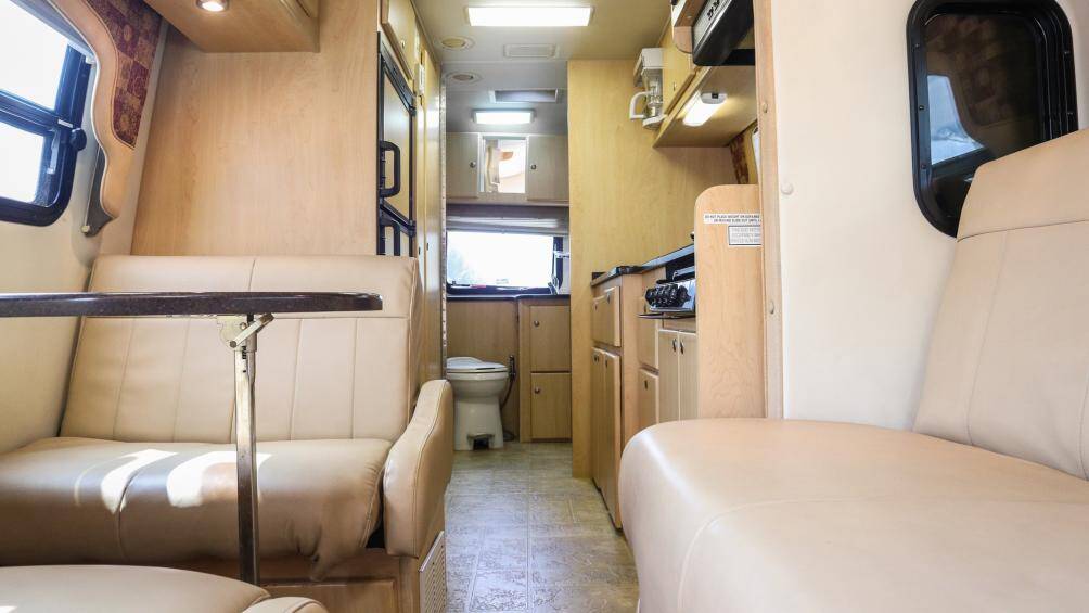 Bước vào bên trong, chi tiết đầu tiên được nhìn thấy là bộ ghế sofa bọc da, có thể ngả xuống thành chiếc giường thông qua một nút bấm