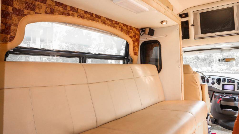 Mẫu xe độ đến từ Mỹ còn có chân chống thủy lực trượt tự động để cố định xe trên mặt đường chống rung lắc, một tấm bạt che mưa nắng khi đi picnic